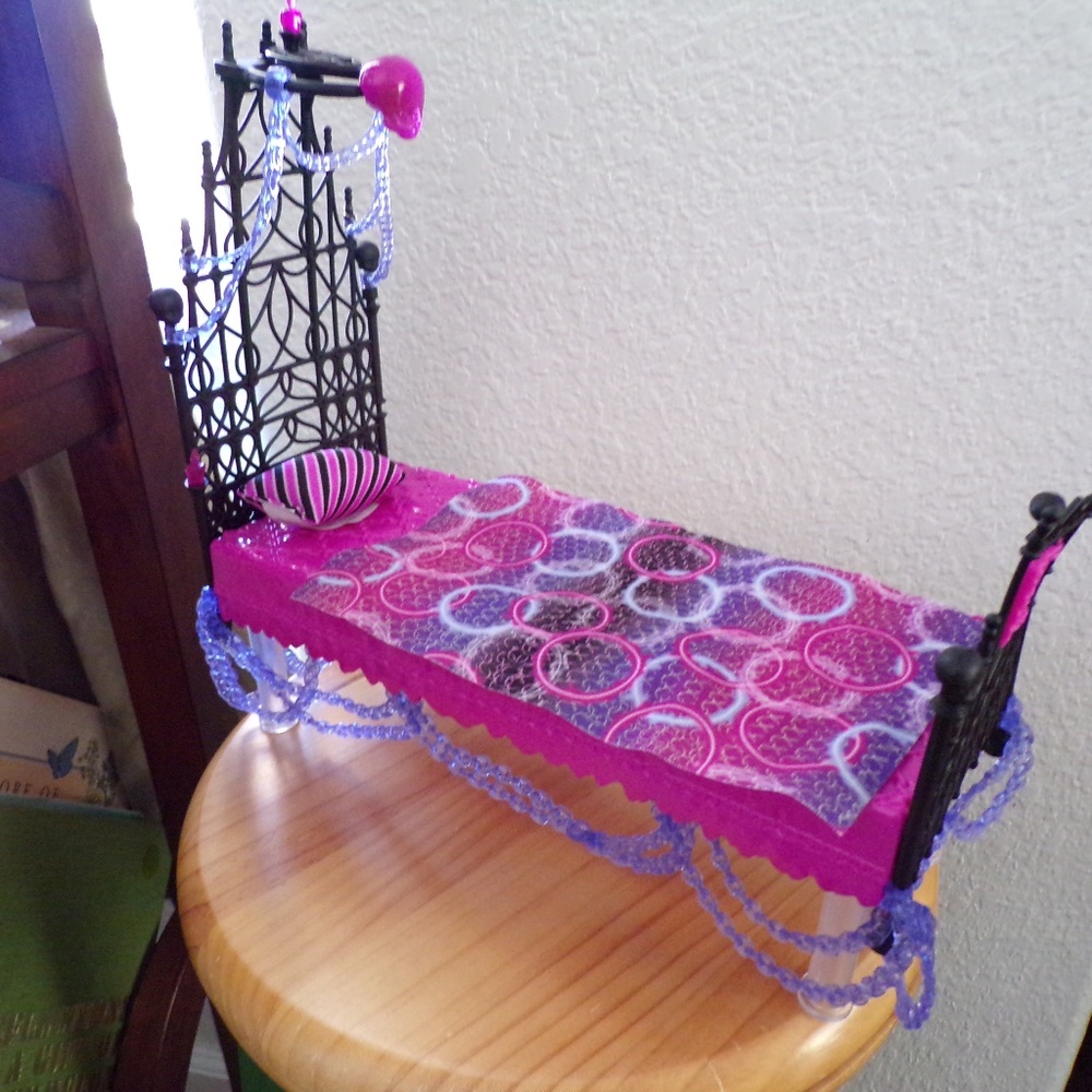Monster High Spectra Vondergeist Bed Playset